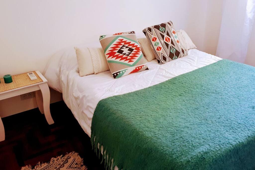 Una cama o camas en una habitación de Departamento de 2 habitaciones Banfield centro