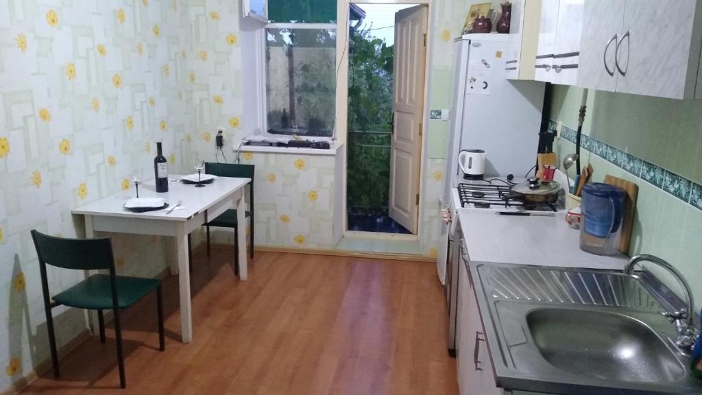 Kuchyň nebo kuchyňský kout v ubytování Дом-House в Vadul lui Voda