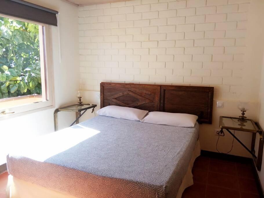 um quarto com uma cama e uma janela em The Almond Tree em Torre del Compte
