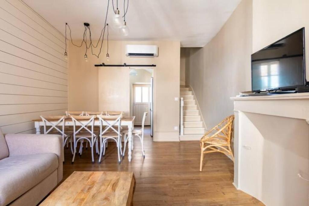 salon ze stołem i krzesłami w pokoju w obiekcie Le rustique Chic tout confort w mieście Châteauroux