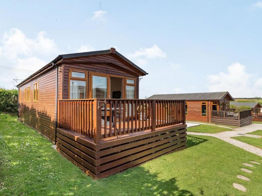 una cabina di legno con un grande ponte sull'erba di 2 The Beeches - St Mabyn Cornwall a Saint Mabyn