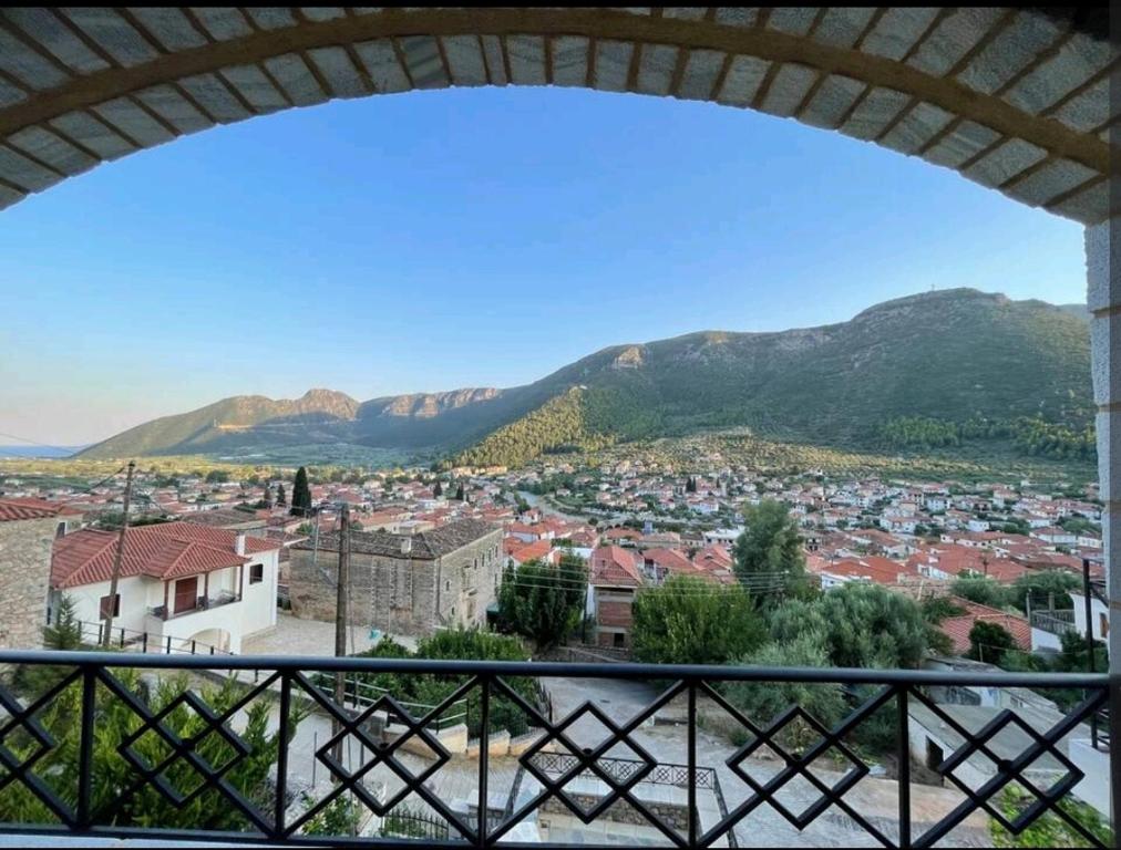 Una vista de una ciudad con montañas al fondo. en Panorama Stonehouse, en Leonidio