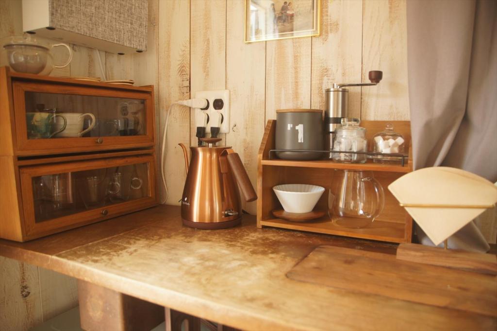 Příslušenství pro přípravu čaje a kávy v ubytování Saku Cafe