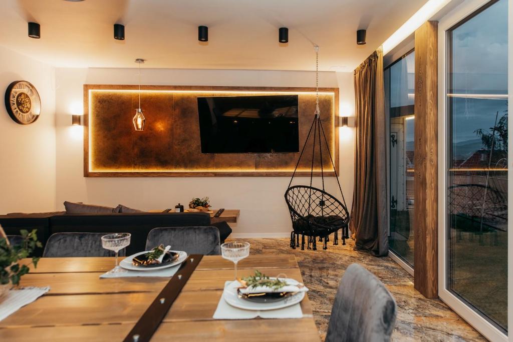 Televízia a/alebo spoločenská miestnosť v ubytovaní Dream Hill - Dom Premium z jacuzzi oraz sauną w cenie i na wyłączność