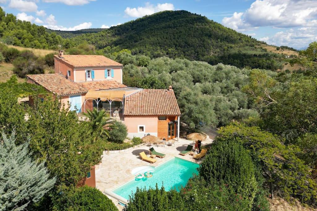 an aerial view of a house with a swimming pool at Charmant Bas de Villa au cœur de la Provence in Manosque