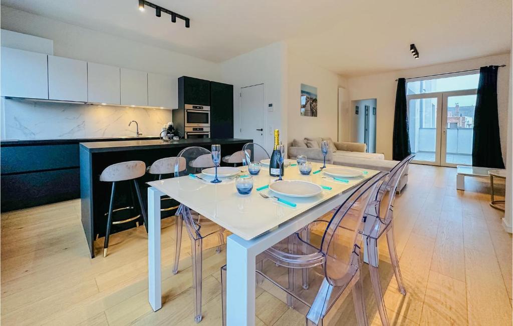 Il comprend une cuisine et un salon avec une table et des chaises. dans l'établissement 1 Bedroom Nice Apartment In Oostende, à Ostende