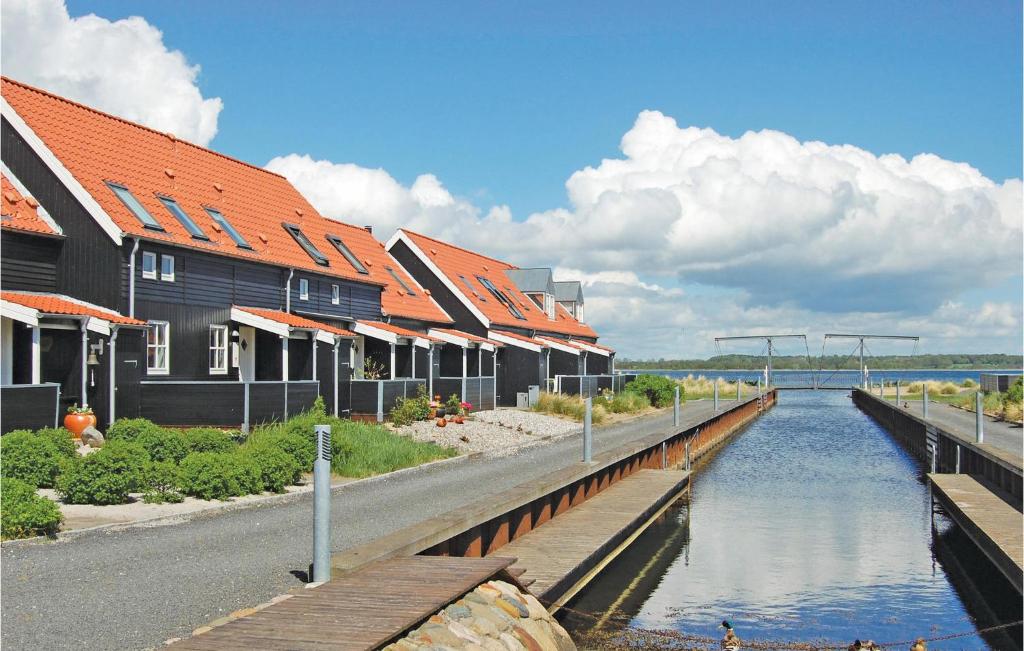 ヒュールスミンネにあるStunning Home In Juelsminde With 3 Bedrooms And Wifiの運河の横の家並み