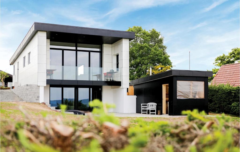 ein Haus mit einer schwarz-weißen Fassade in der Unterkunft Lovely Home In Brkop With Wifi in Børkop