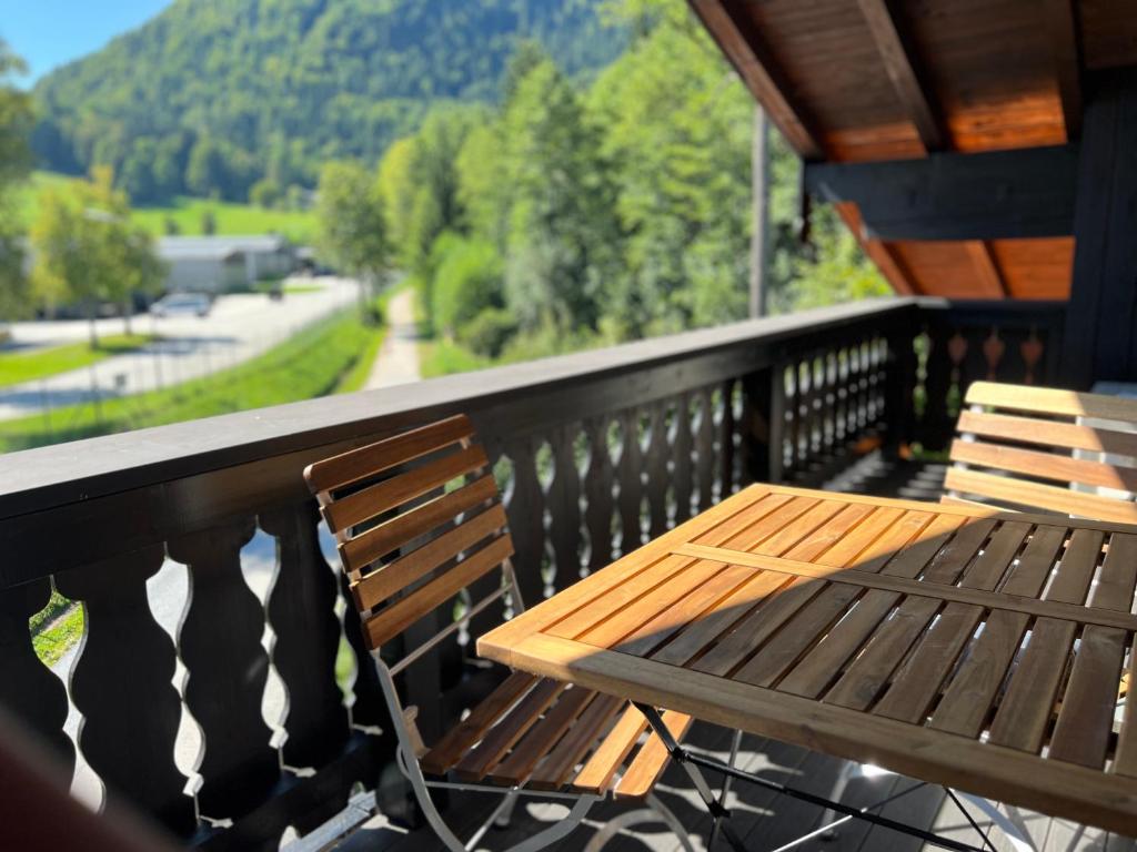 a wooden bench sitting on top of a balcony at Ferienwohnung Kohl - Dachlmoos in Bischofswiesen