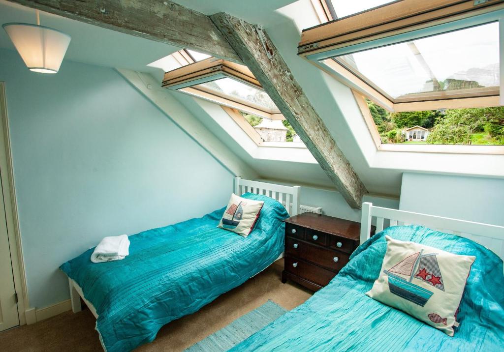 2 camas en un dormitorio en el ático con tragaluces en Seaborne, en Newport