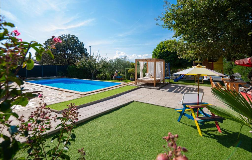 a backyard with a swimming pool and green grass at Stunning Home In Vinjani Donji With 5 Bedrooms, Wifi And Outdoor Swimming Pool in Majići