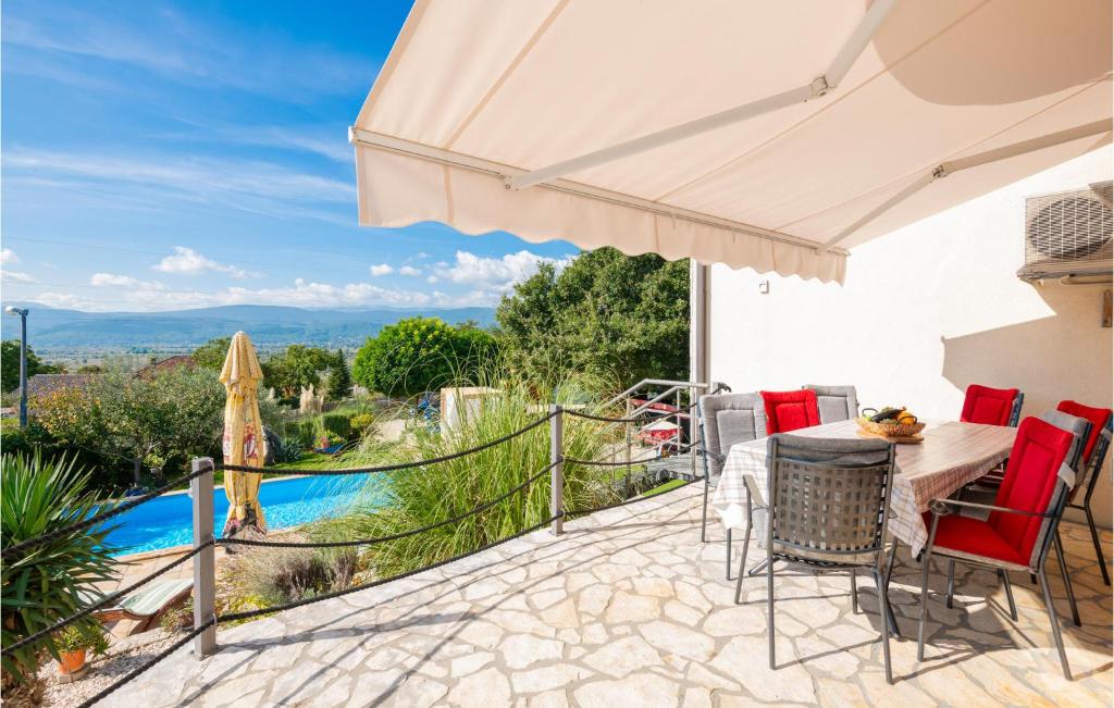 a patio with a table and chairs and a pool at Stunning Home In Vinjani Donji With 5 Bedrooms, Wifi And Outdoor Swimming Pool in Majići