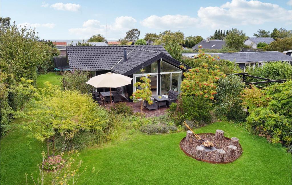 una vista aérea de un jardín con una casa en Awesome Home In Strby With Wifi en Strøby