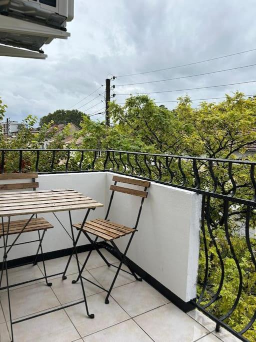 un balcon avec une table et des chaises sur un balcon dans l'établissement Appartement à deux pas du tram, à Avignon