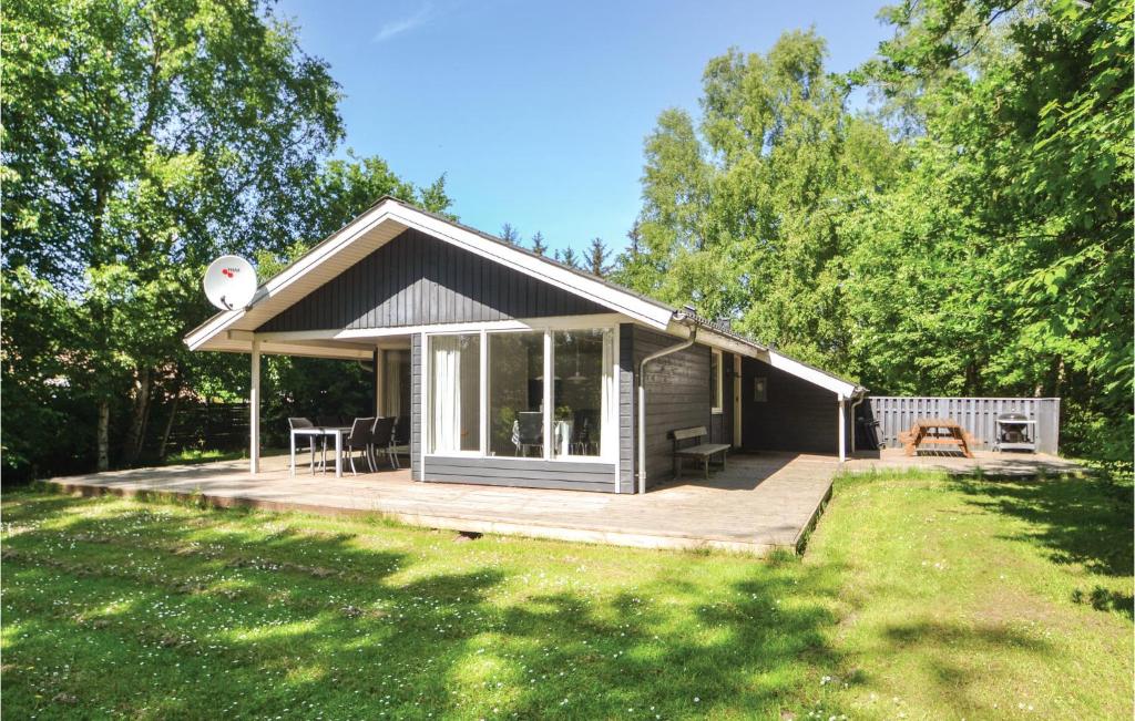 een klein huis met een veranda en een terras bij Pet Friendly Home In Grenaa With Wifi in Brøndstrup