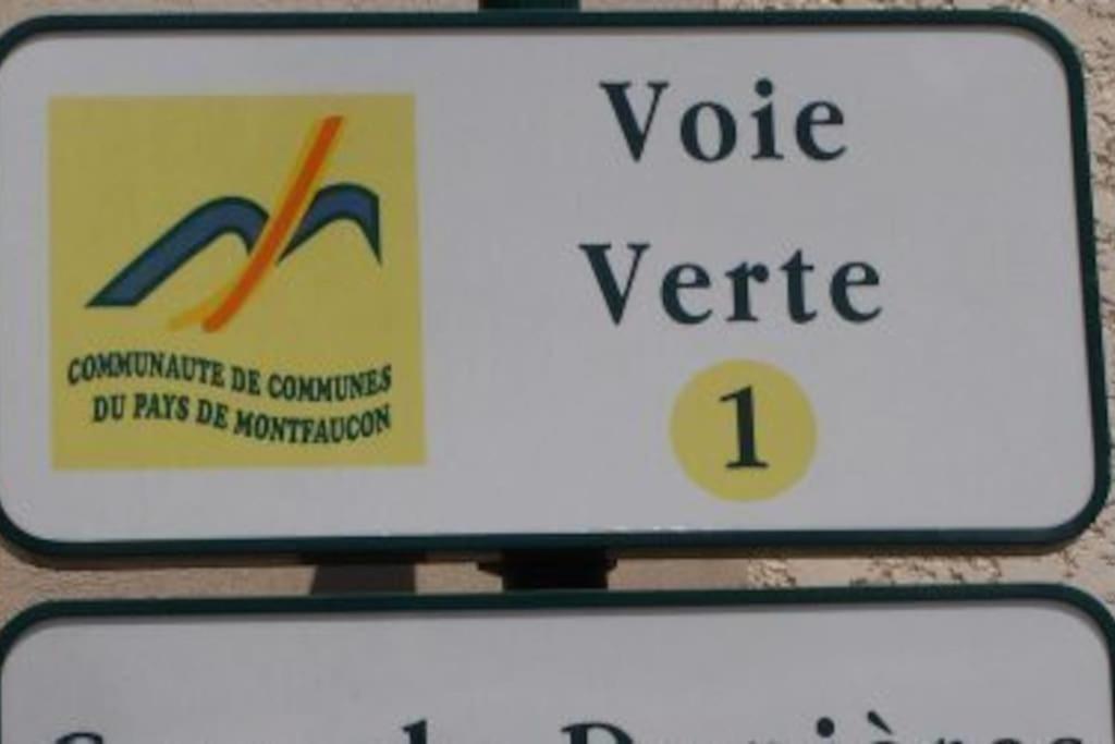 a sign that reads vote versus on a machine at Au pool house de la Faye avec jacuzzi in Saint-Romain-Lachalm