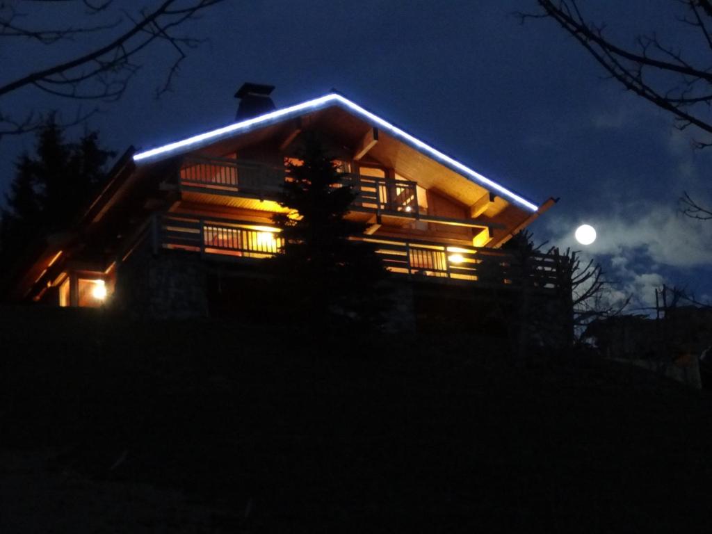 ein Haus mit Lichtern auf dem Dach in der Nacht in der Unterkunft Chalet Le Grand-Bornand, 6 pièces, 11 personnes - FR-1-467-68 in Le Grand-Bornand