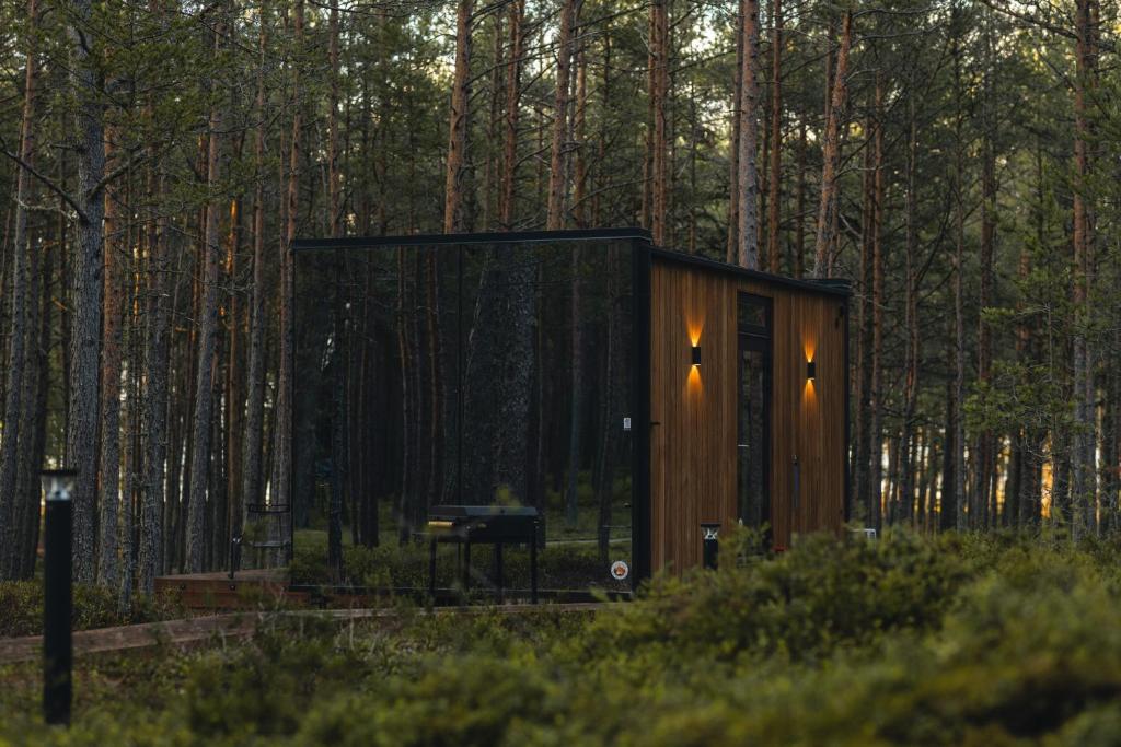 a small cabin in the middle of a forest at ÖÖD Hötels Lohusalu LEIDA & ENNO in Laulasmaa