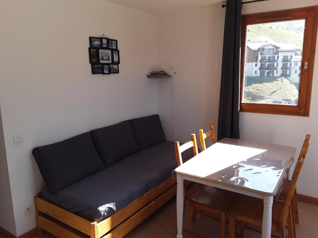 a room with a couch and a table and a window at Appartement Saint-François-Longchamp, 2 pièces, 5 personnes - FR-1-635-2 in Saint-François-Longchamp