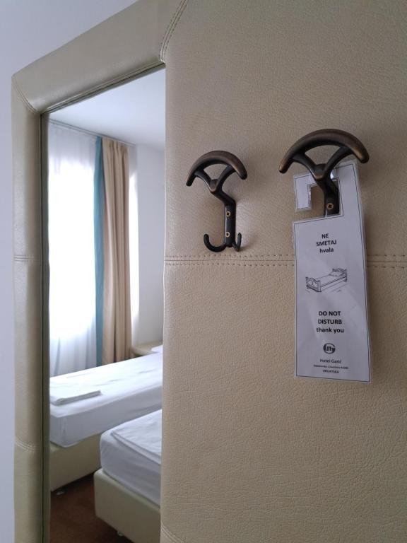 Una cama o camas en una habitaci&oacute;n de Hotel Gari&#x107;