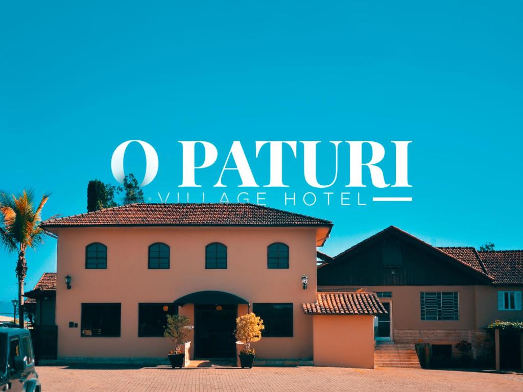 une photo d'un bâtiment avec les mots quart hotel dans l'établissement O Paturi - Village Hotel, à Guaratinguetá