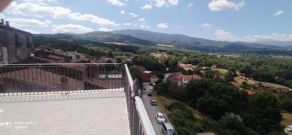 vistas a la ciudad desde el techo de un edificio en Il sospiro B&B en Spinoso