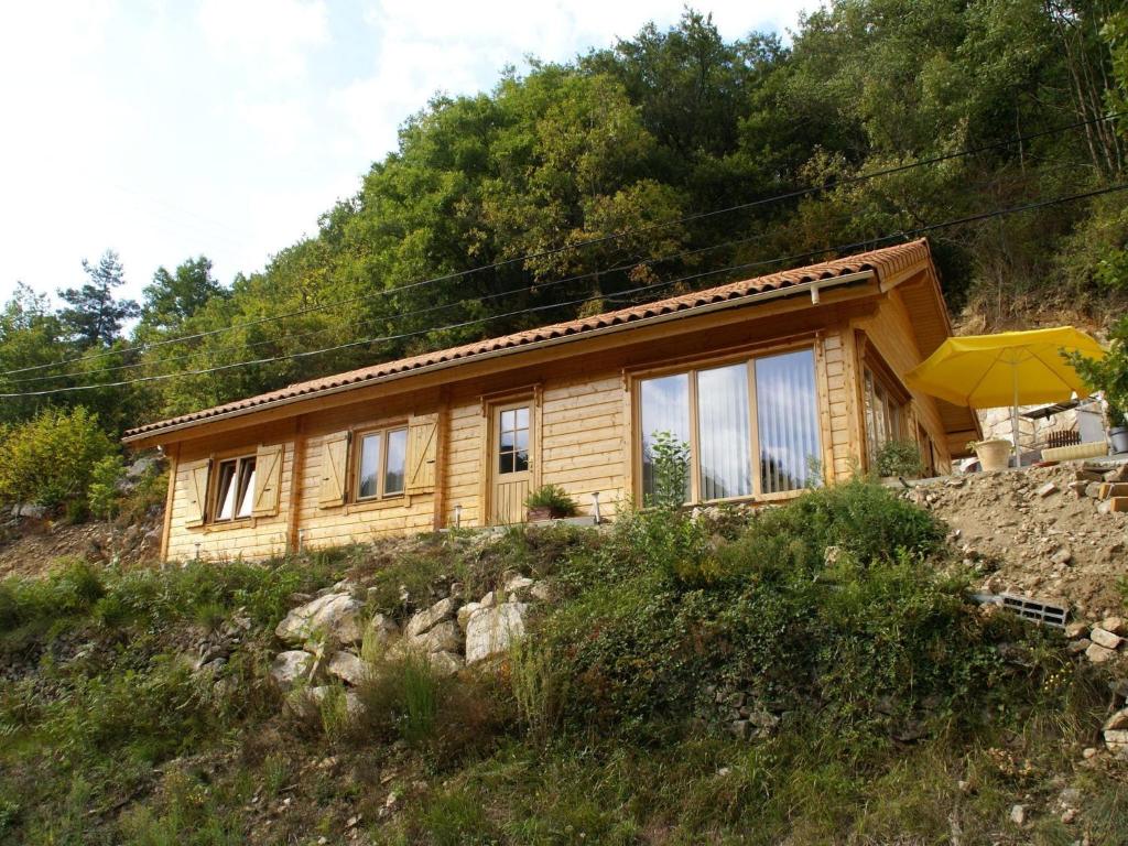 ein kleines Holzhaus auf einem Hügel in der Unterkunft Holiday Home in Le Cheylard with Fireplace in Le Cheylard