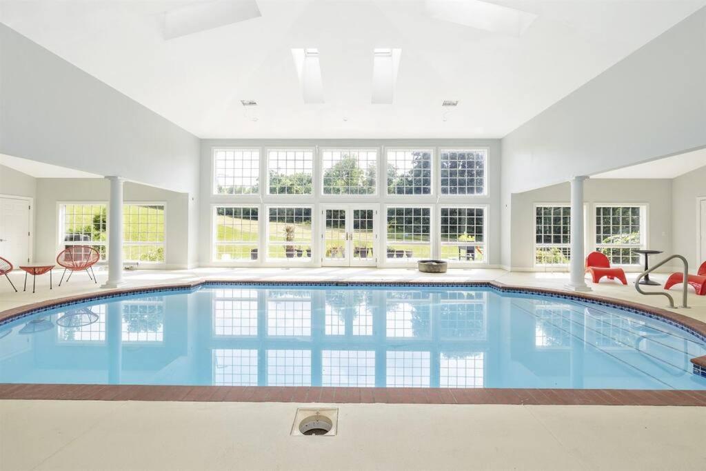 4BR, 4BA, Amazing Indoor Pool, EV charger, 10 acr, Big Pool (updated