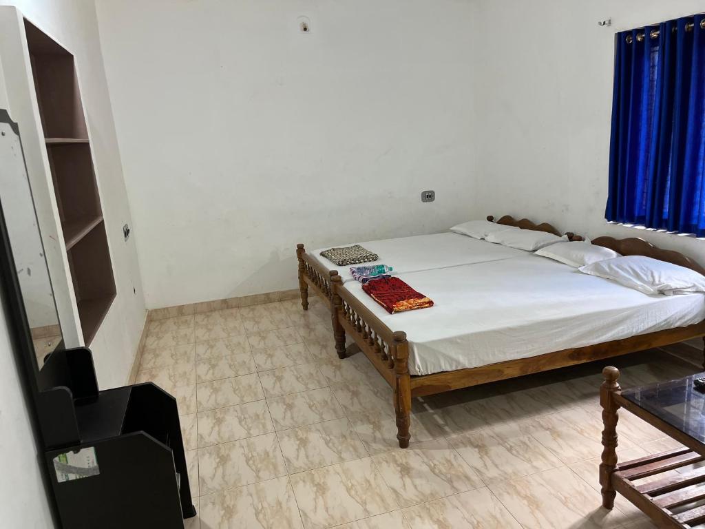 Postel nebo postele na pokoji v ubytování Dakshinakasi Guest House