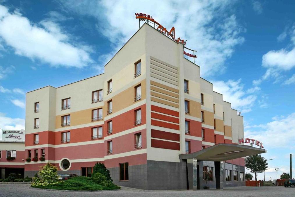 un edificio alto con aoc en Hotel Maggi, en Rogoźno