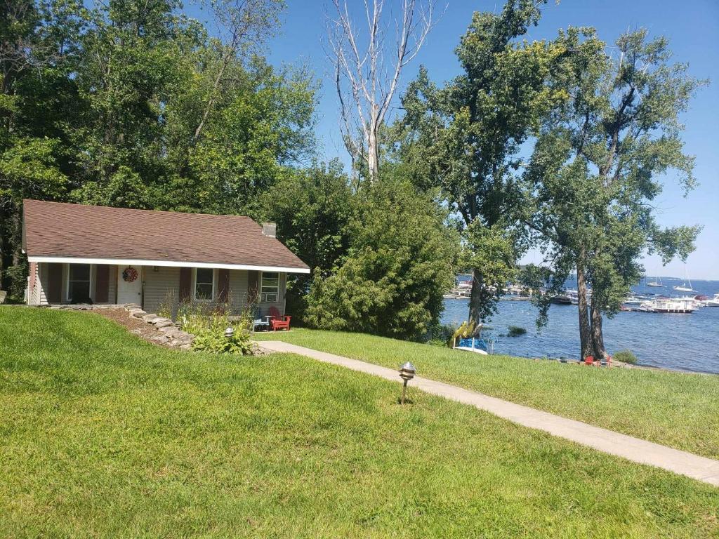 uma pequena casa na margem de um lago em Blueberry Cottage Lake Champlain em Plattsburgh