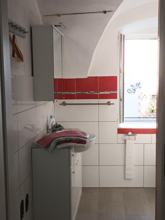 a bathroom with a sink and a window at Im Gewölbe der Alten Druckerei in Viechtach