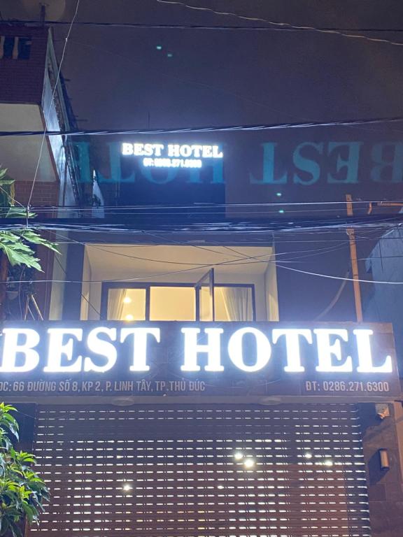 een bord dat het beste hotel boven op een gebouw leest bij Best Hotel in Ho Chi Minh-stad