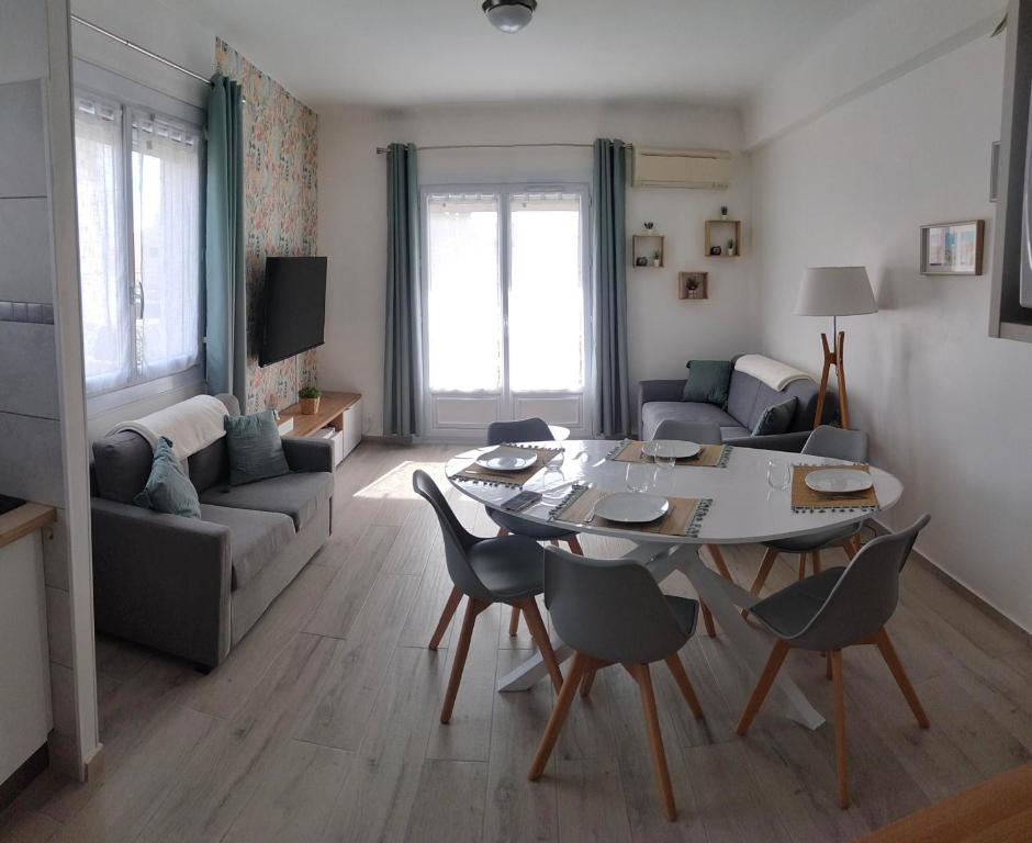 un salon avec une table et un canapé dans l'établissement A 2 pas de la plage et de la base nature, à Fréjus