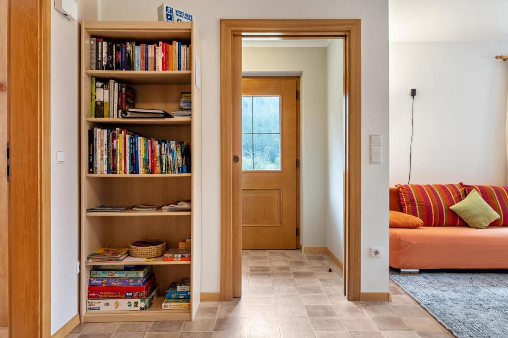 Knihovna v apartmánu