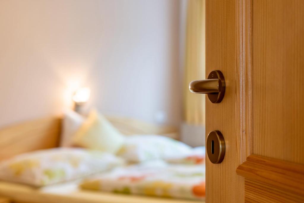 Postel nebo postele na pokoji v ubytování Obertegghof Wohnung Schartenblick