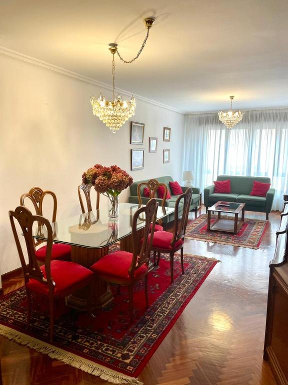 uma sala de estar com uma mesa e cadeiras e um sofá em El piso de Sabina em Santander