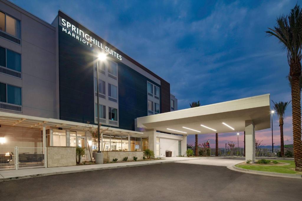 una representación de la parte delantera de un hotel en SpringHill Suites by Marriott Phoenix Goodyear, en Goodyear