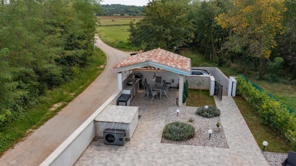 Budova, kde se vila nachází