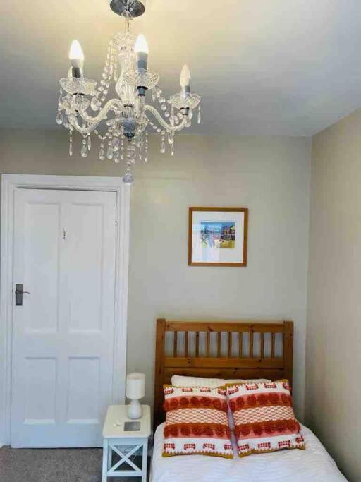 Postel nebo postele na pokoji v ubytování ROCKFERRY 3 Bed Central Apartment + parking permit