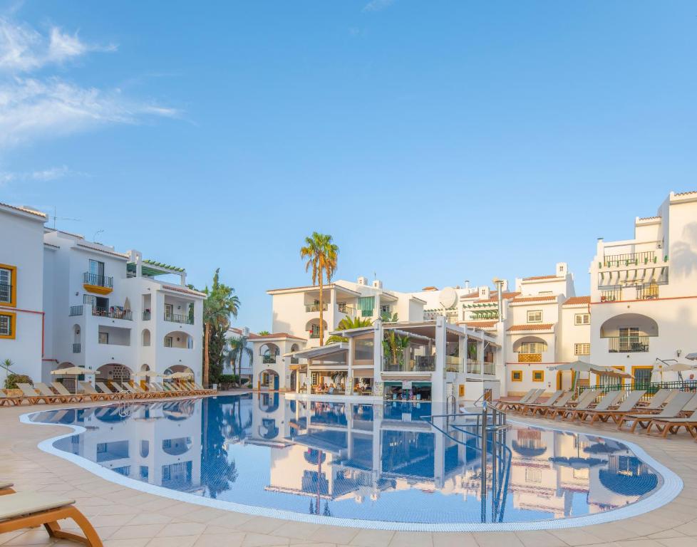 Blick auf den Pool im Resort in der Unterkunft Sunset Harbour Club in Adeje