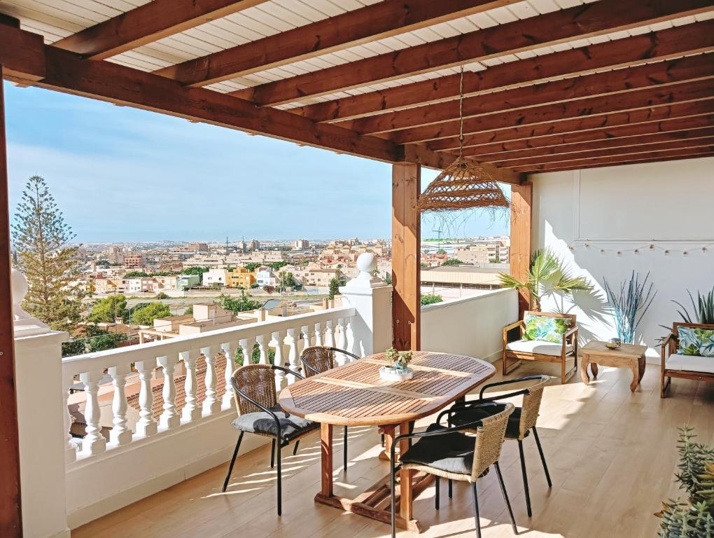 een eetkamer met een tafel en stoelen op een balkon bij TERRAZA AL MAR in Aguadulce