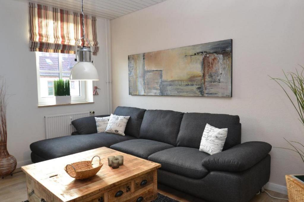 sala de estar con sofá y mesa de centro en Tante Maaß, en Flensburg