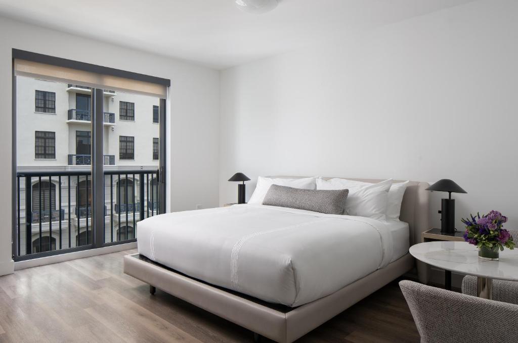 AKA West Palm - King De Club Premium