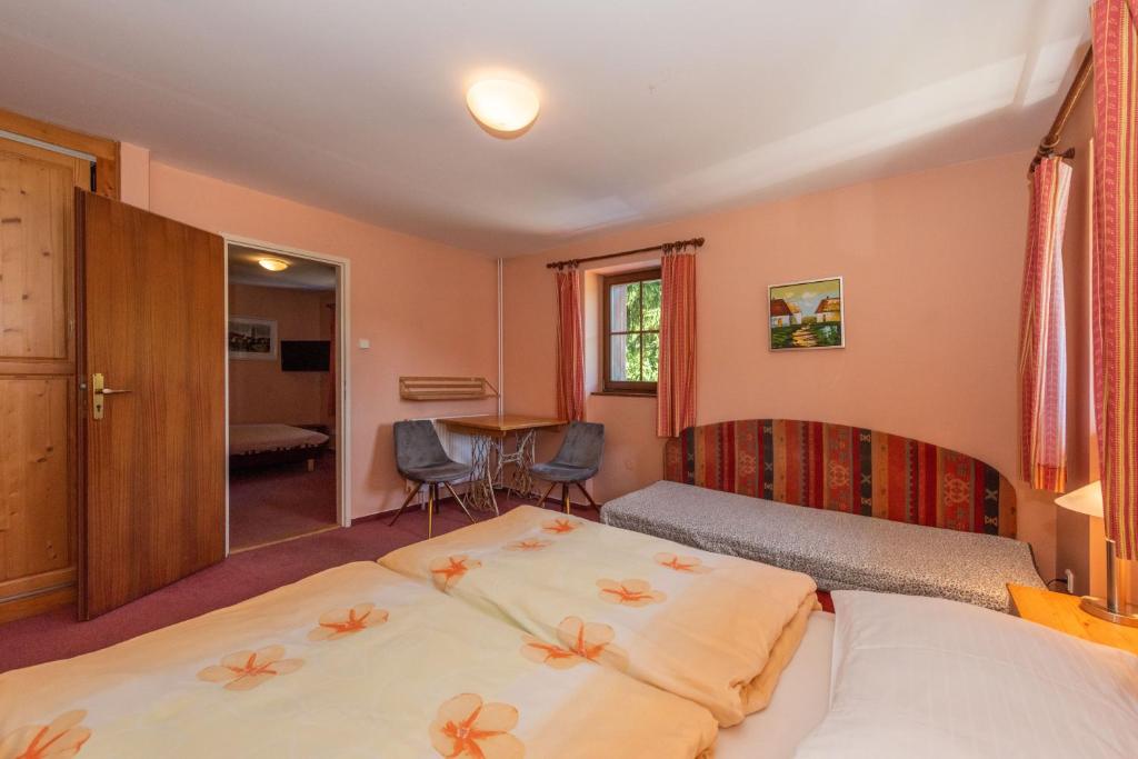 Postel nebo postele na pokoji v ubytování Hotel Modřín