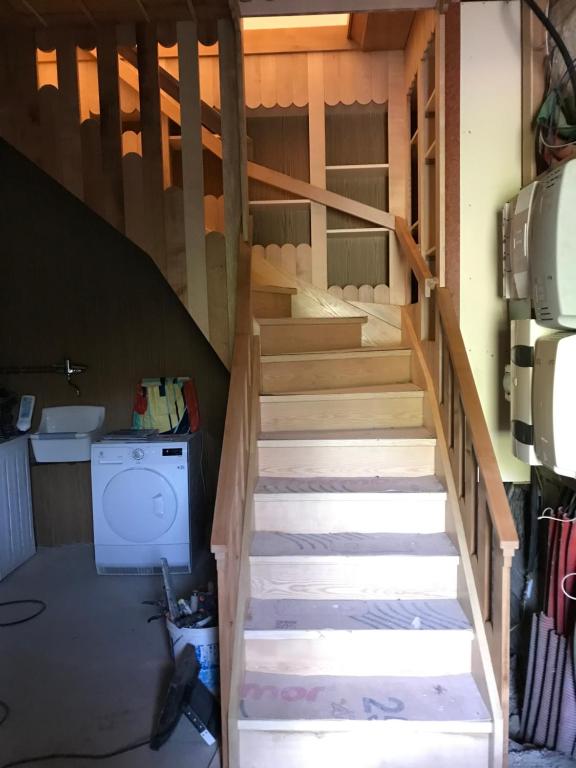 eine Treppe in einem Haus mit einer Waschmaschine in der Unterkunft JP Locations in Éclaires