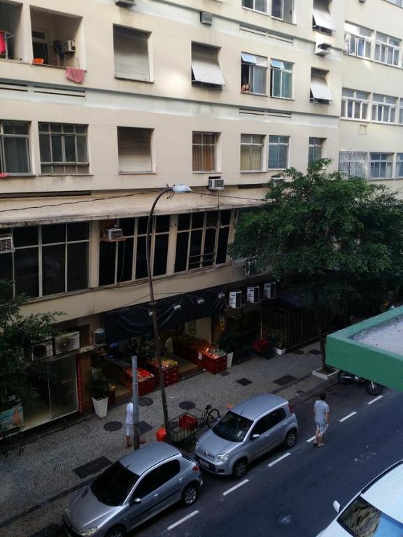 dos coches estacionados frente a un gran edificio en Estúdio Djalma Ulrich 91 2, en Río de Janeiro