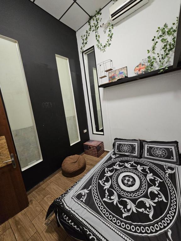 a bedroom with a black and white bed in a room at מתחם הפטיו in Beer Sheva