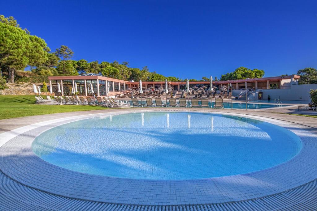a large pool of water in front of a building at Vilar do Golf in Quinta do Lago