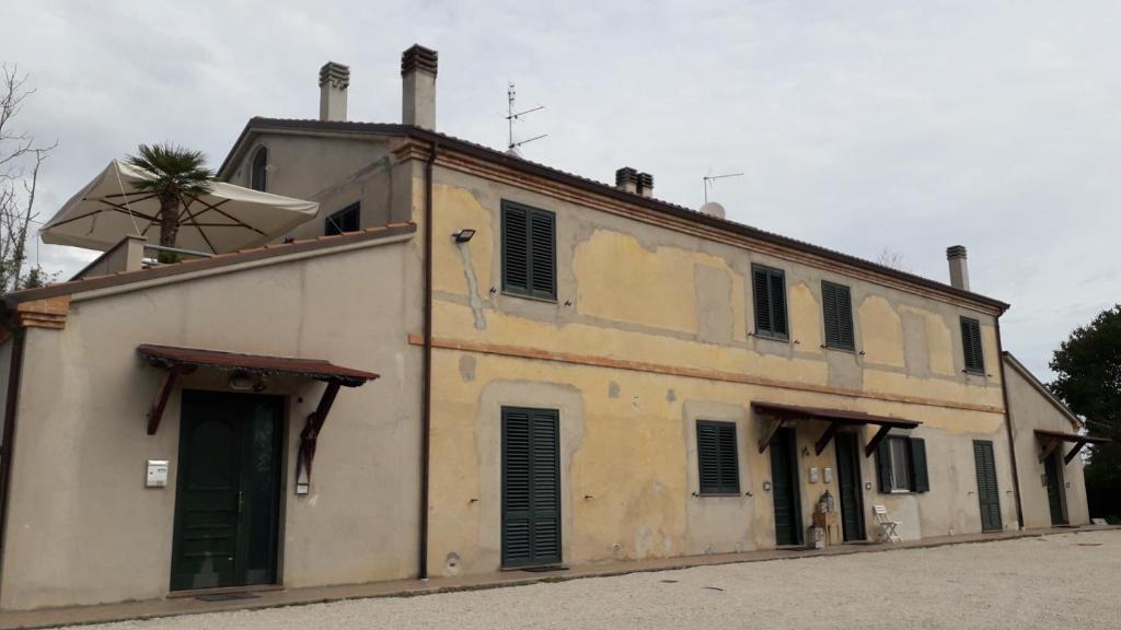 ein altes Gebäude, das auf einer Straße liegt in der Unterkunft IL CASALE in Montemarciano